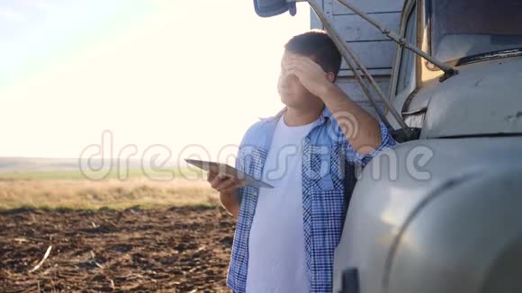 智慧农业男子农民司机站在卡车附近的生活方式数字平板电脑慢动作视频肖像视频的预览图