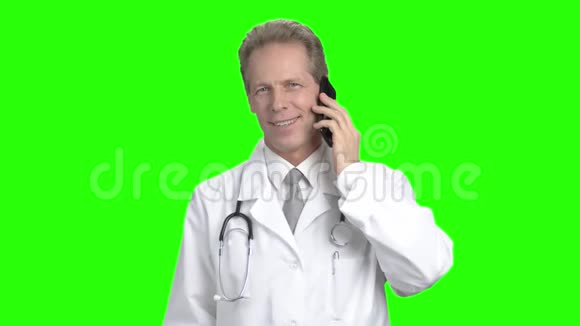 男医生用手机说话视频的预览图