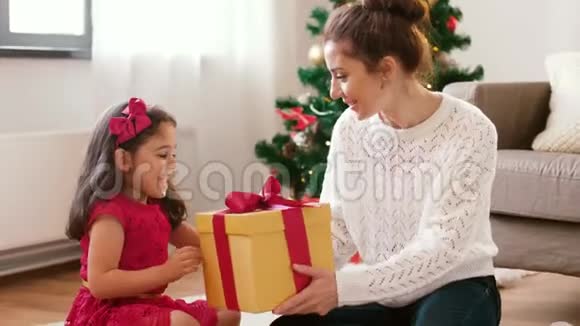 带着圣诞礼物的母女视频的预览图