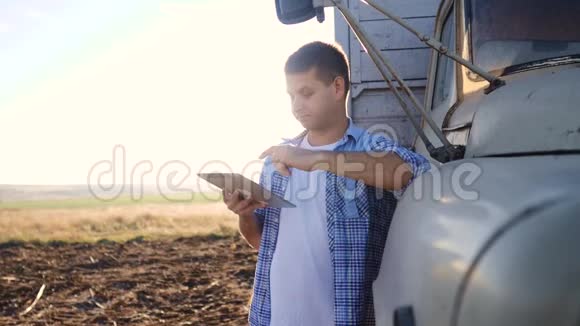 智慧农业男子农民司机站在卡车附近的数字平板电脑慢动作视频生活方式肖像视频的预览图