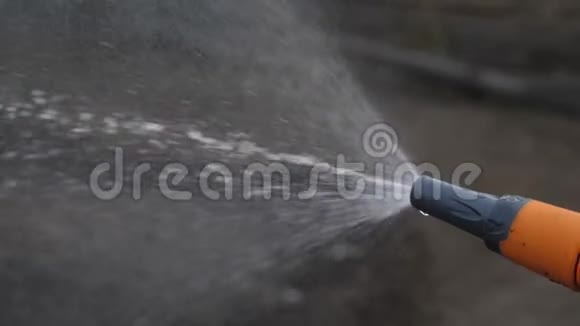 园艺园林护理理念泼水慢动作视频女人拿着花园软管浇水园艺师视频的预览图