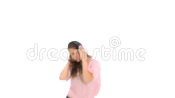 戴着耳机的女人跳舞跳跃视频的预览图