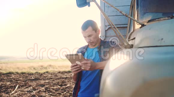 智慧农业男子农民司机站在卡车附近的数字平板电脑慢动作视频生活方式视频的预览图