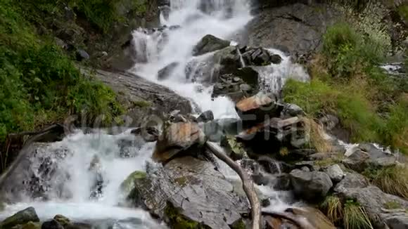 俄罗斯高加索多巴伊国家公园山景瀑布视频的预览图