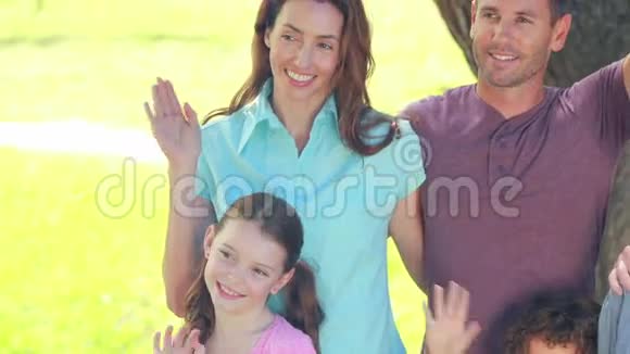 幸福的多代家庭手势视频的预览图