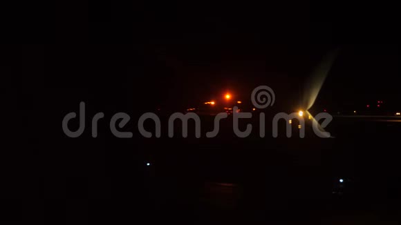 起飞飞机飞行概念飞机晚上在机场跑道起飞窗外的景色视频的预览图