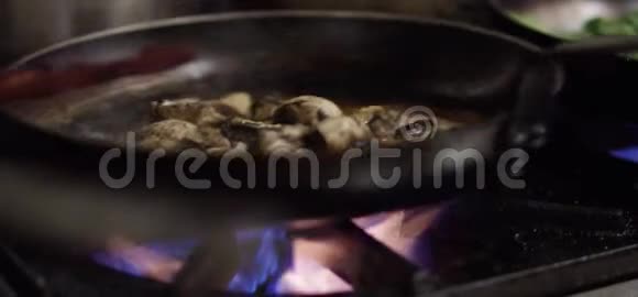 在火焰上煮蘑菇视频的预览图