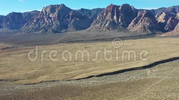 红岩峡谷中沙漠和山脉的鸟瞰图视频的预览图