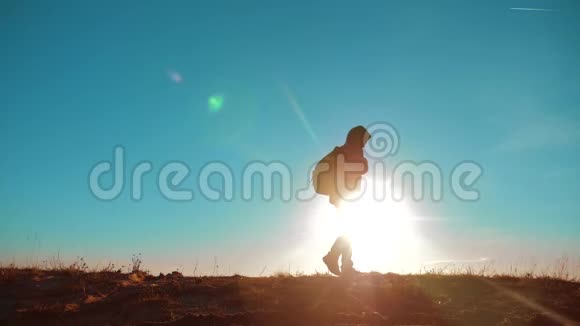 男子步行值得旅游生活方式与背包阳光冒险站在山顶慢动作视频的预览图