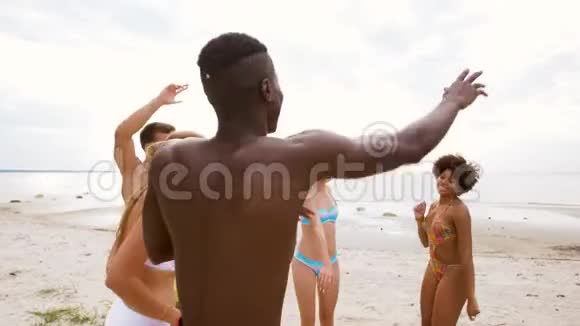夏日沙滩派对快乐的朋友跳舞视频的预览图