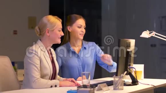 有电脑的女商人工作到很晚视频的预览图