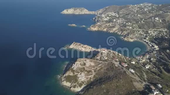 空中无人机拍摄的美丽海岸线视频的预览图