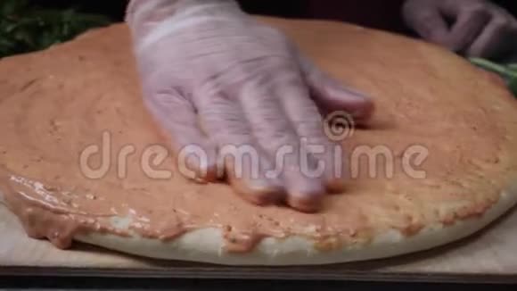 厨师准备披萨框架准备食物披萨的烹饪特写视频的预览图
