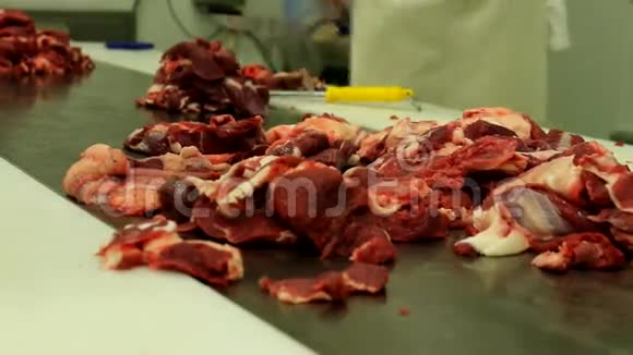 在工厂里切碎生肉视频的预览图