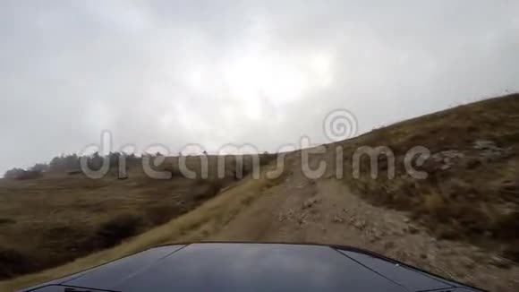山里的吉普车视频的预览图
