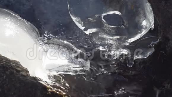冰冻的山溪视频的预览图