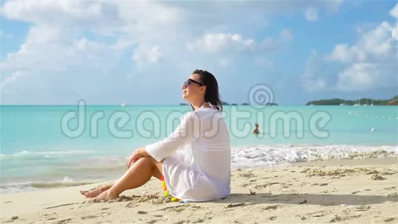 在白沙热带海滩上的年轻美女视频的预览图