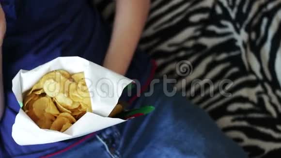 男孩吃土豆夹不健康的食物视频的预览图