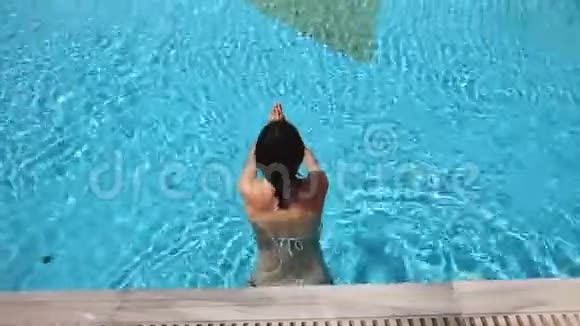 年轻的美女在游泳池游泳视频的预览图