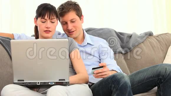 在网上使用信用卡的漂亮情侣视频的预览图
