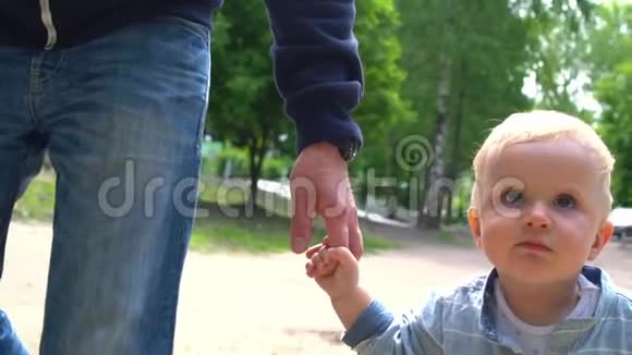快乐可爱的小男孩和爸爸在公园散步视频的预览图