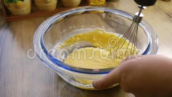 用手搅拌机将面粉与已经打好的鸡蛋和糖混合视频的预览图