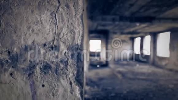 旧废弃建筑中的废墟砖墙视频的预览图