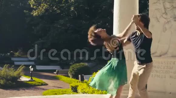 年轻夫妇在公园里跳舞视频的预览图
