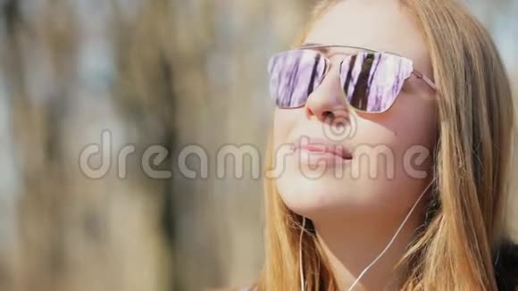 戴太阳镜的年轻女孩的肖像视频的预览图