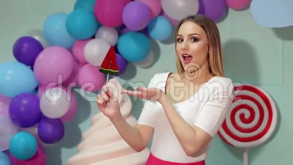 一个带着大糖果的快乐女孩的肖像芭比视频的预览图