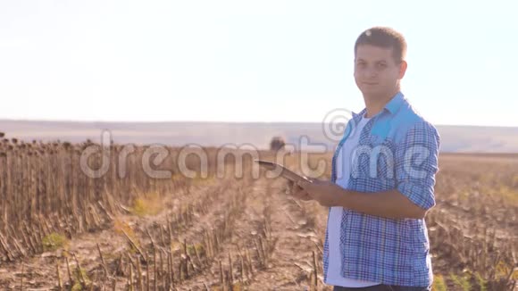 农民聪明的农业工人阅读或分析收获生活方式向日葵一篇关于农业的平板电脑报告视频的预览图