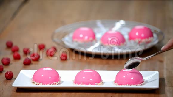 法式覆盆子摩丝蛋糕粉红色镜面釉视频的预览图