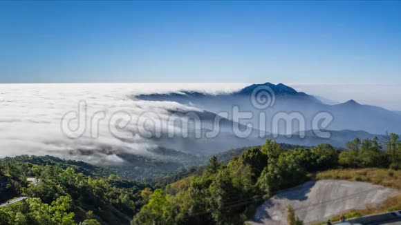 时光流逝美丽的薄雾在山谷中流淌视频的预览图