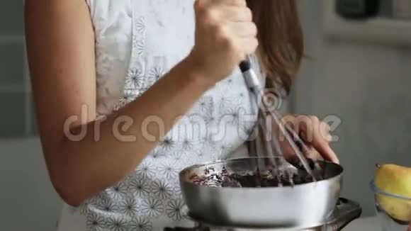 自制巧克力的家庭主妇视频的预览图