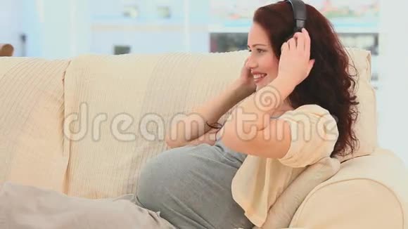 孕妇在肚子上戴耳机视频的预览图