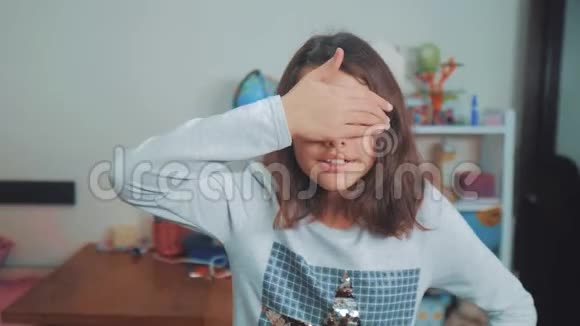 捉迷藏小女孩用手遮住她的眼睛偷看一个嘘声等待一个惊喜慢速视频视频的预览图