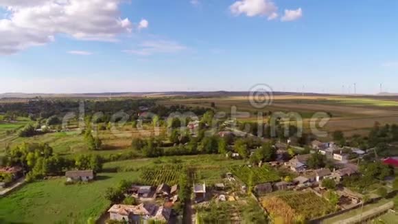 飞过罗马尼亚的一个小村庄视频的预览图