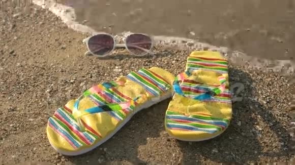 拖鞋和太阳镜视频的预览图