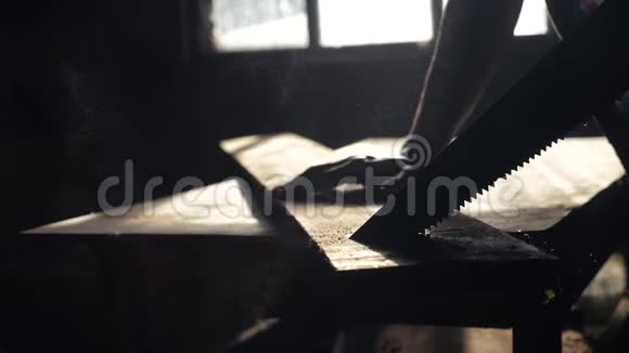 卡朋特手工制作和工艺概念慢动作视频木工锯生活方式车间里的树锯阳光视频的预览图