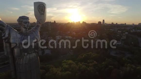 基辅市乌克兰首都祖国空中观景视频的预览图