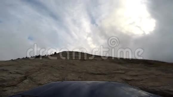 山里的吉普车视频的预览图