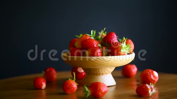 成熟的红色有机草莓视频的预览图