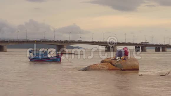 蓝色越南船在河上视频的预览图