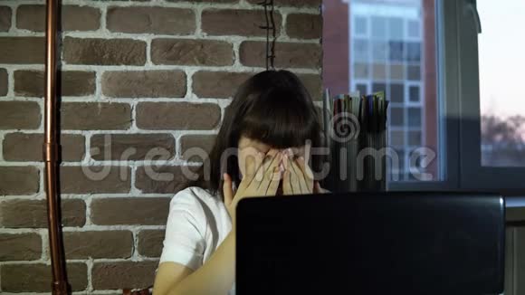 年轻商务女性带笔记本电脑视频的预览图