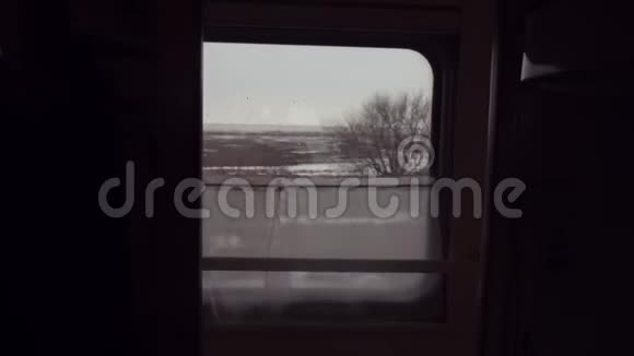 概念火车旅程旅行从火车窗口观看美丽的景色铁路旅行俄罗斯生活方式冬天视频的预览图