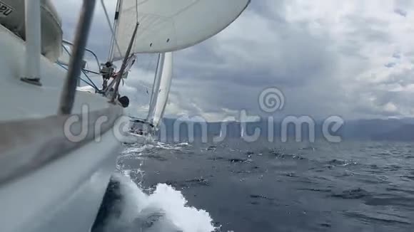帆船比赛期间的海洋帆船豪华游艇视频的预览图