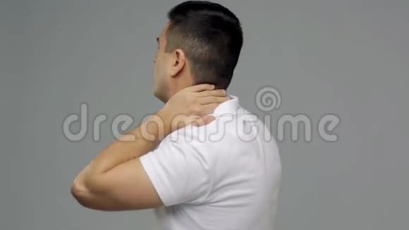 不开心的男人脖子疼视频的预览图