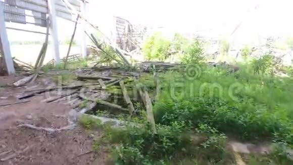 飞机槽毁了大楼旧谷仓空中镜头视频的预览图