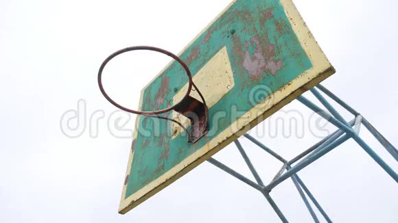 旧篮球篮底景户外运动生锈的铁球进入篮筐视频的预览图