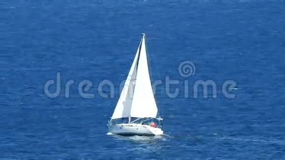 帆船在海洋航行视频的预览图